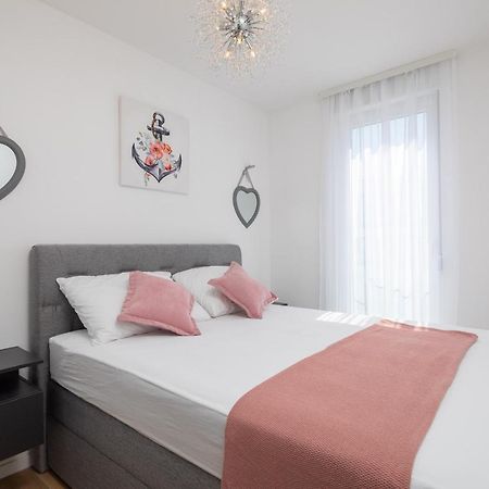 Apartment Alegria In Okrug With Heated Pool, Sea View, Jacuzzi, Wifi تروغير المظهر الخارجي الصورة