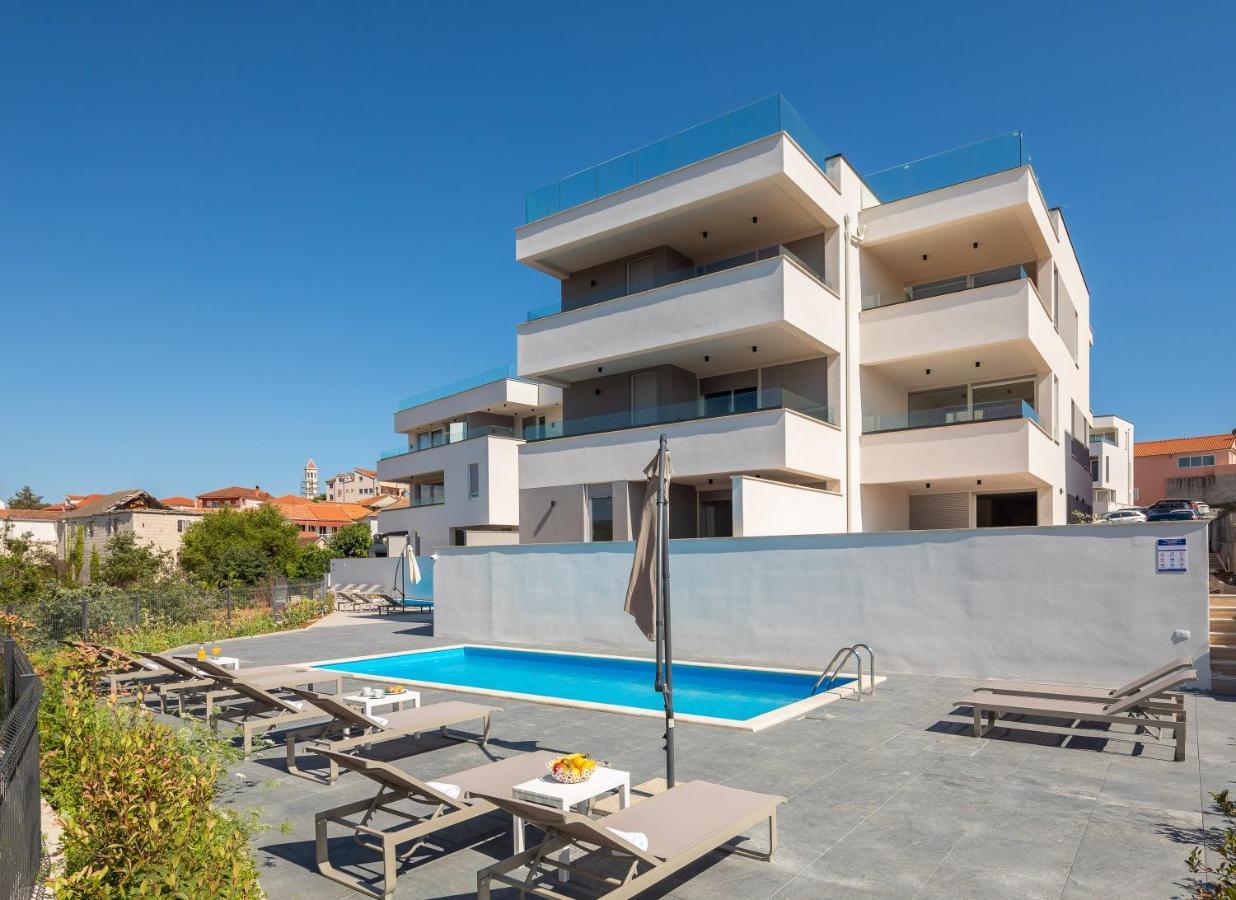 Apartment Alegria In Okrug With Heated Pool, Sea View, Jacuzzi, Wifi تروغير المظهر الخارجي الصورة