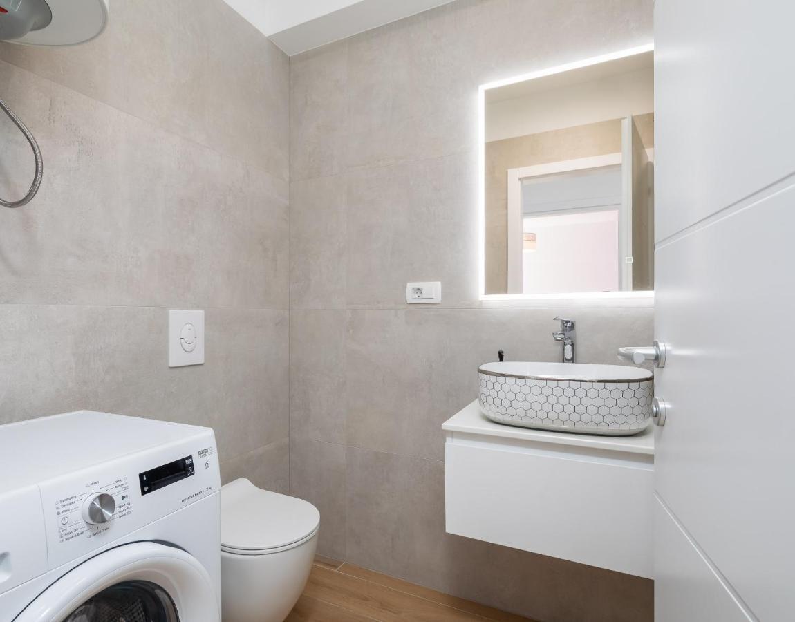 Apartment Alegria In Okrug With Heated Pool, Sea View, Jacuzzi, Wifi تروغير المظهر الخارجي الصورة